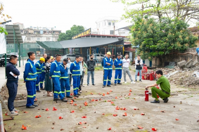 Đ/c Công an PCCC hướng dẫn sử dụng bình chữa cháy xách tay